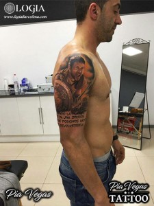 Tatuaje hombro gladiator pajaro - Logia Barcelona Pia Vegas 